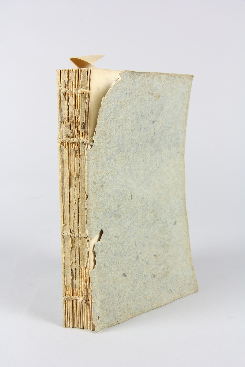 Bok, häftad, "Oeuvres complètes", del 4, skriven av de Florian, tryckt i Leipzig 1796.
Pärmar av gråblått papper, skurna snitt. Ryggen blekt och skadad. På pärmens insida klistrad text ur annan bok.