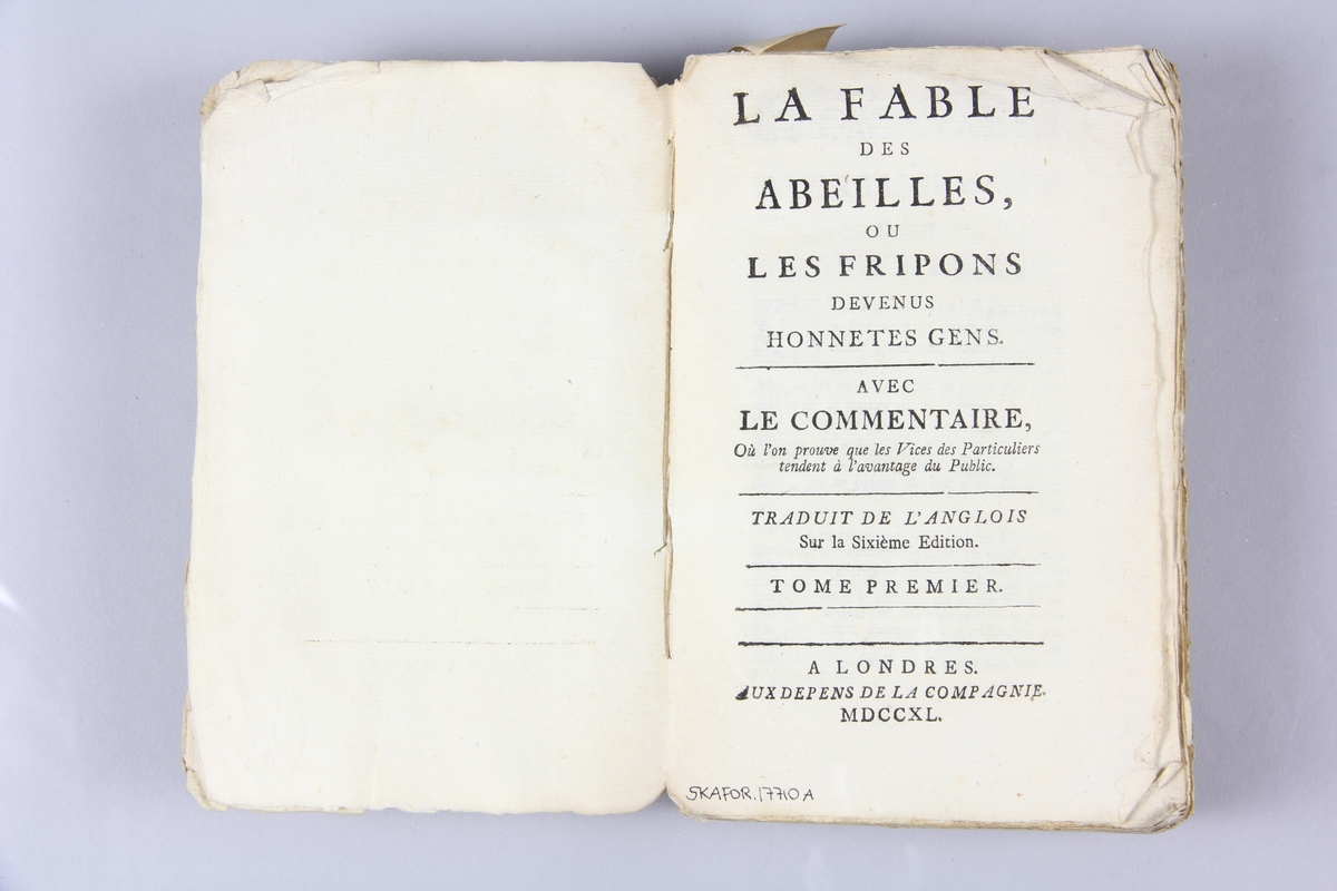 Bok, häftad, "La fable des abeilles, ou les fripons", del 1, tryckt i London 1740.
Pärm av marmorerat papper, oskurna snitt. På ryggen klistrade pappersetiketter med volymens namn och samlingsnummer. Ryggen blekt.