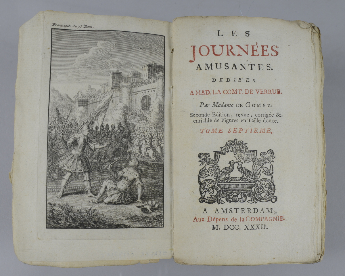 Bok, häftad, "Les journées amusantes", del 7och 8, tryckt 1732.
Pärm av marmorerat papper, med oskurna snitt. På ryggen klistrade pappersetiketter med volymens titel och nummer. Ryggen blekt. Med kopparstick.
