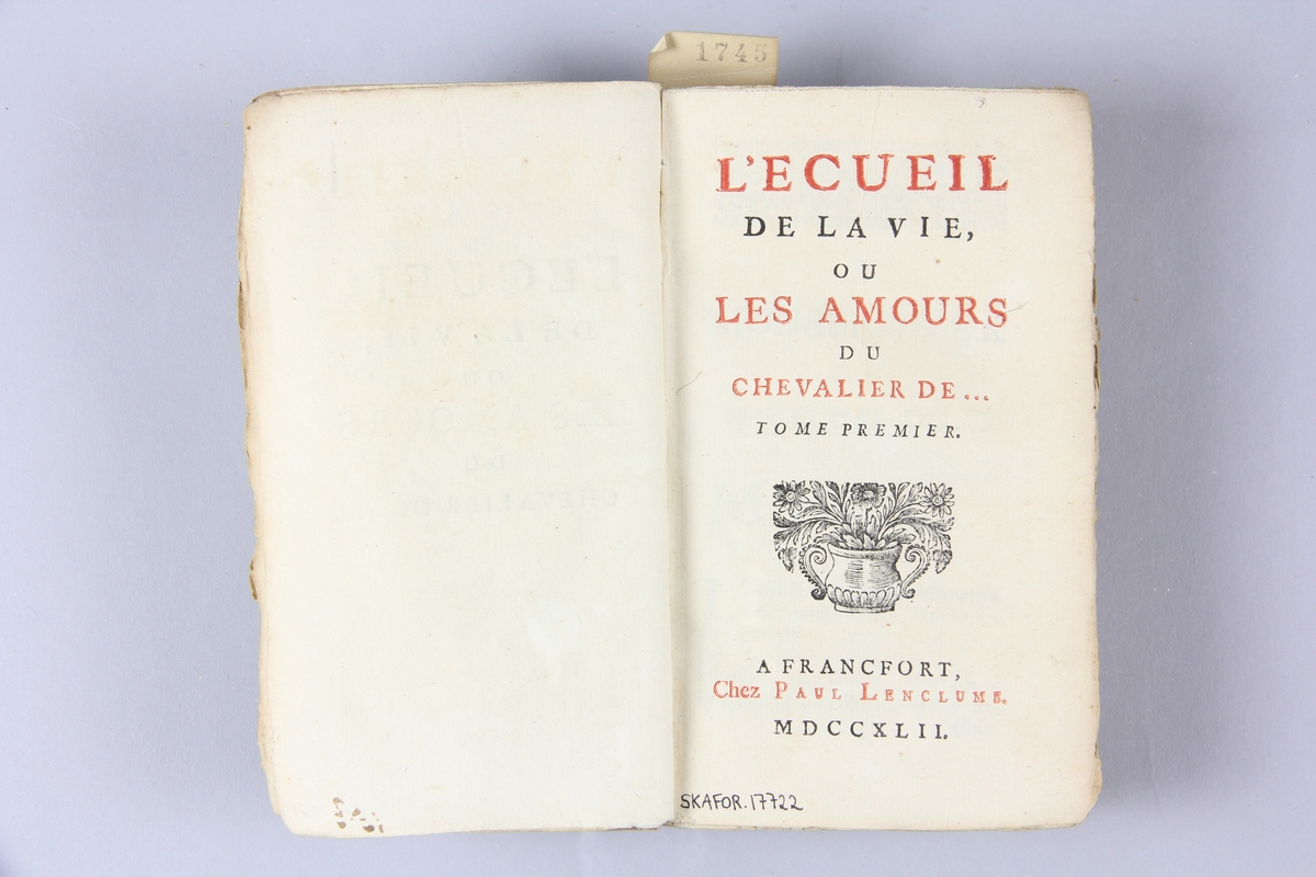 Bok, pappband, "L´eceuil de la vie, ou les amours du chevalier de ***l", del 1-2, tryckt i Frankfurt 1742.
Pärmar av gråblått papper, skurna snitt. På ryggen etiketter med bokens titel och samlingsnummer.