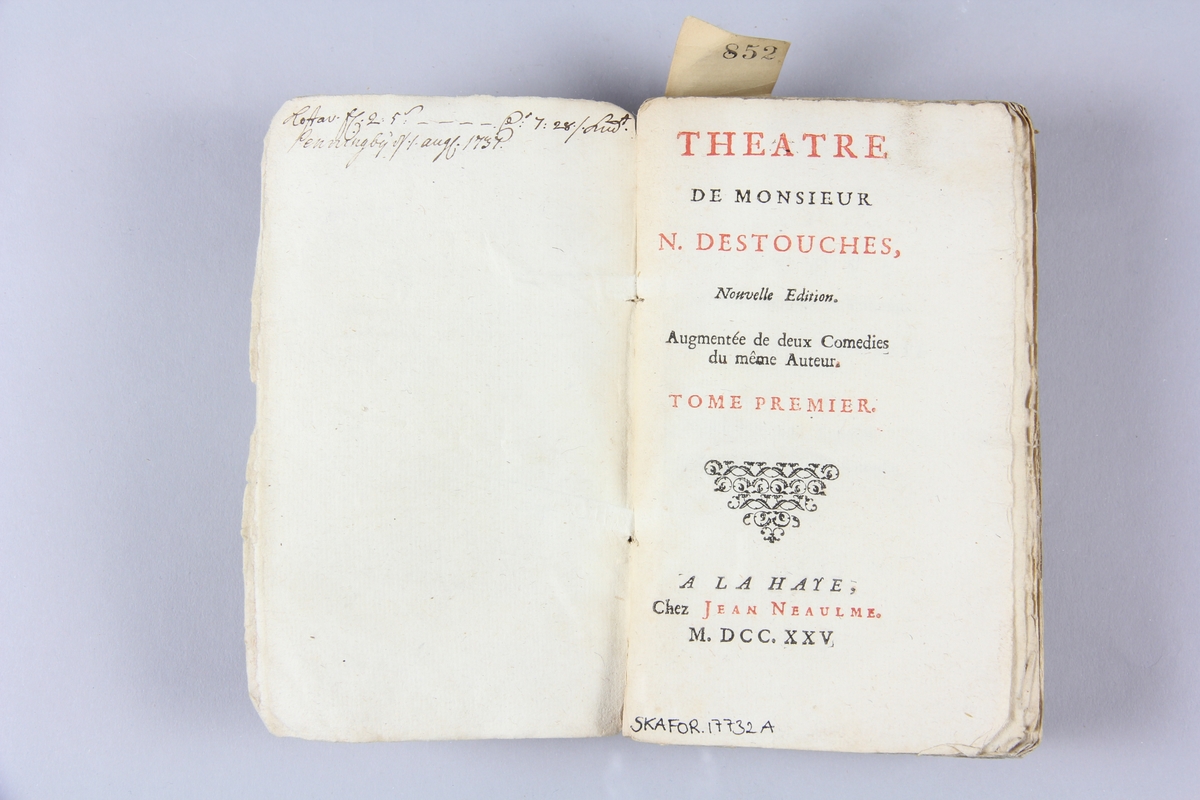 Bok, häftad, "Theatre", del 1, skriven av N. Destouches, tryckt i Haag 1725.
Pärm av marmorerat papper, oskurna snitt. På ryggen klistrade pappersetiketter med volymens namn och samlingsnummer. Ryggen blekt.