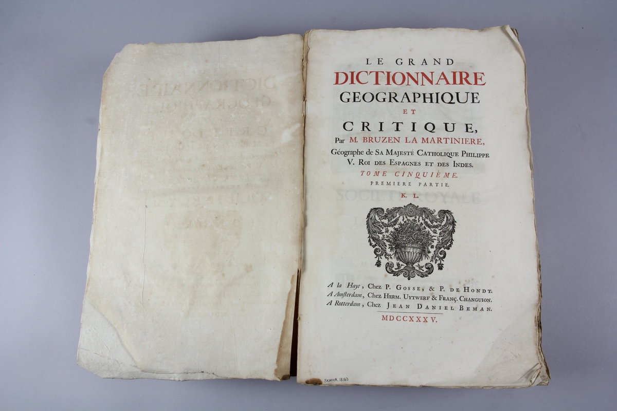 Bok, häftad "Le grand dictionnaire géographique et critique" del 5:1, K-L. Pärmar av marmorerat papper, blekt och skadad rygg. Oskuret snitt.