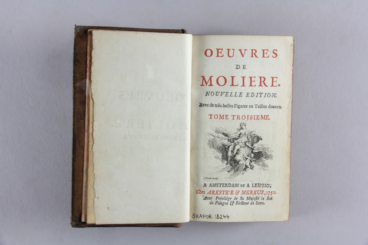 Bok, "Oeuvres de Molière", del 3. Skinnband med guldpräglad rygg, fält med titel och volymnummer. Marmorerat papper på pärmarnas insidor. Rött snitt.