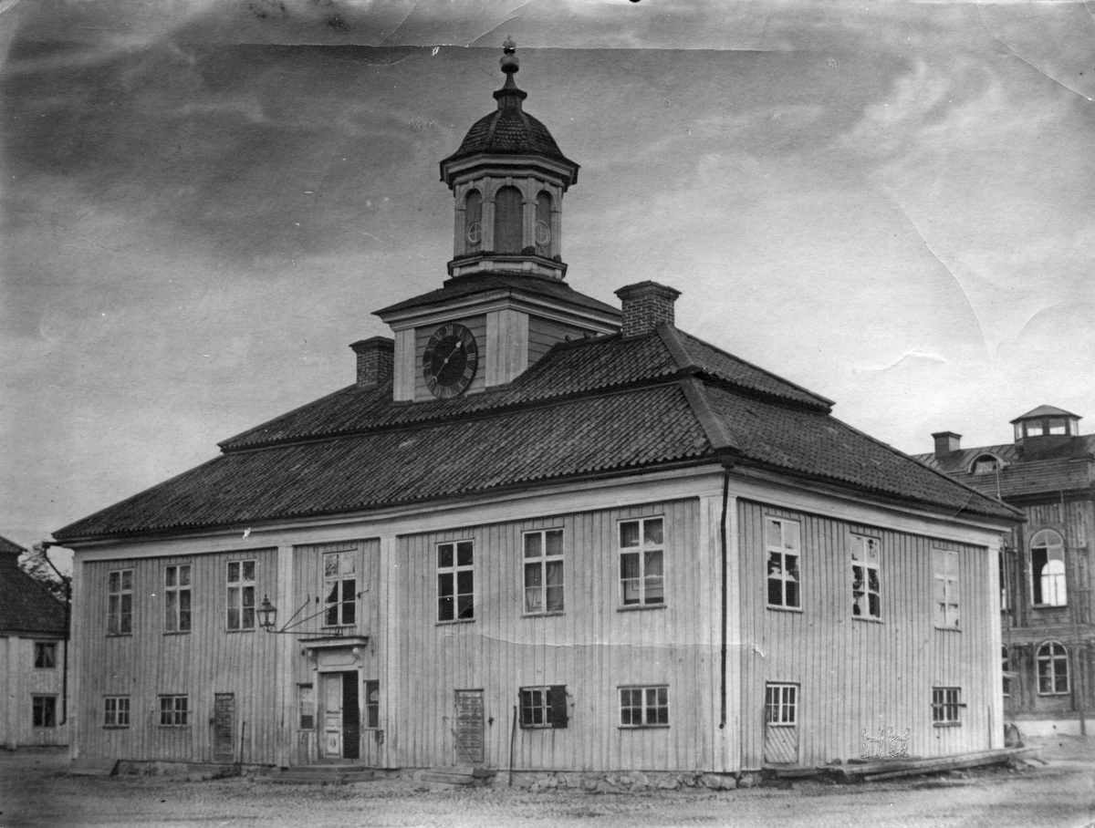 Gamla Rådhuset, 1877 (kv. Dana). Bakom står det nya rådhuset som nybygge.