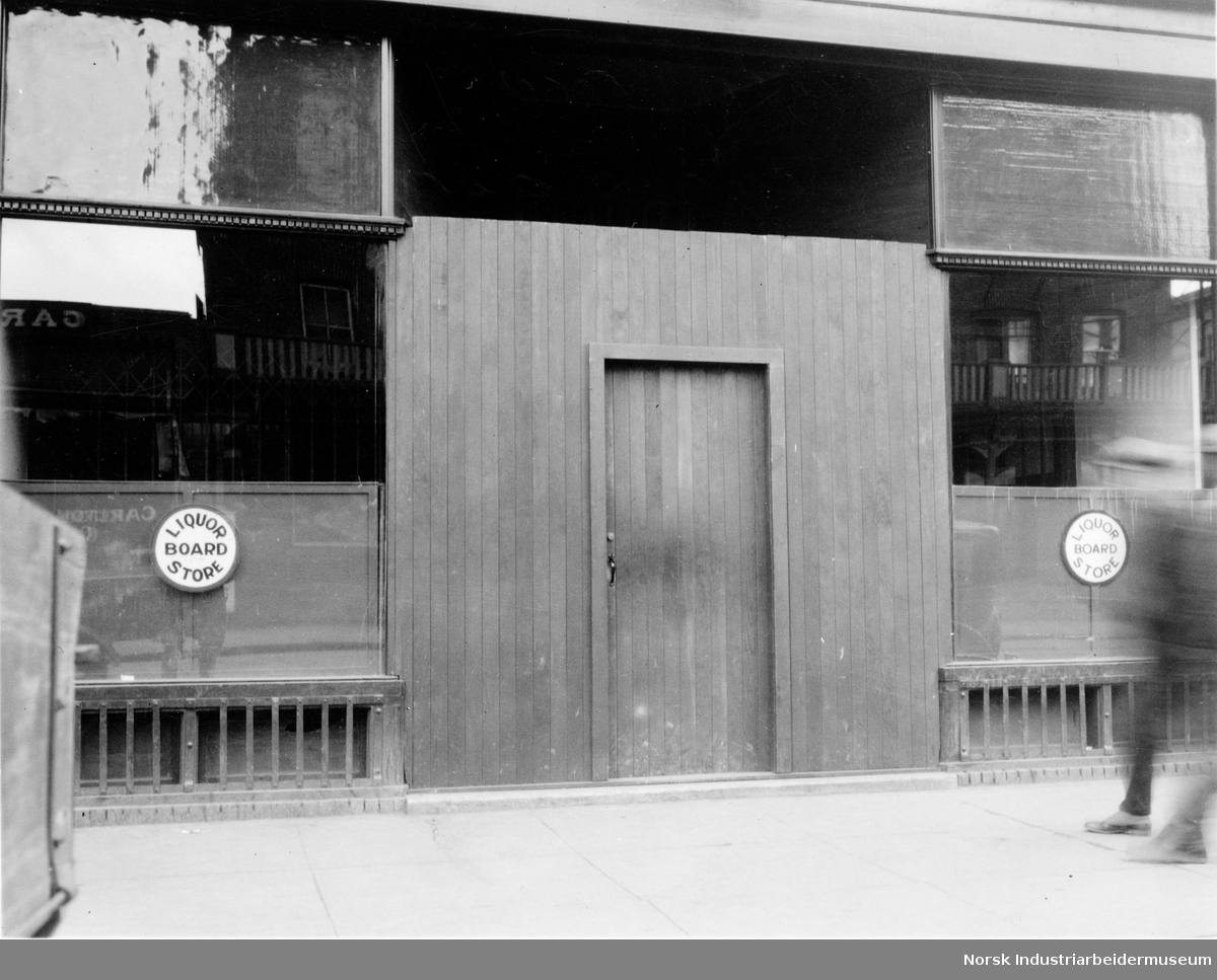 "Liquor Board Store" på skilt utenfor utsalgssted for alkohol i Moose Jaw, Canada i 1926.