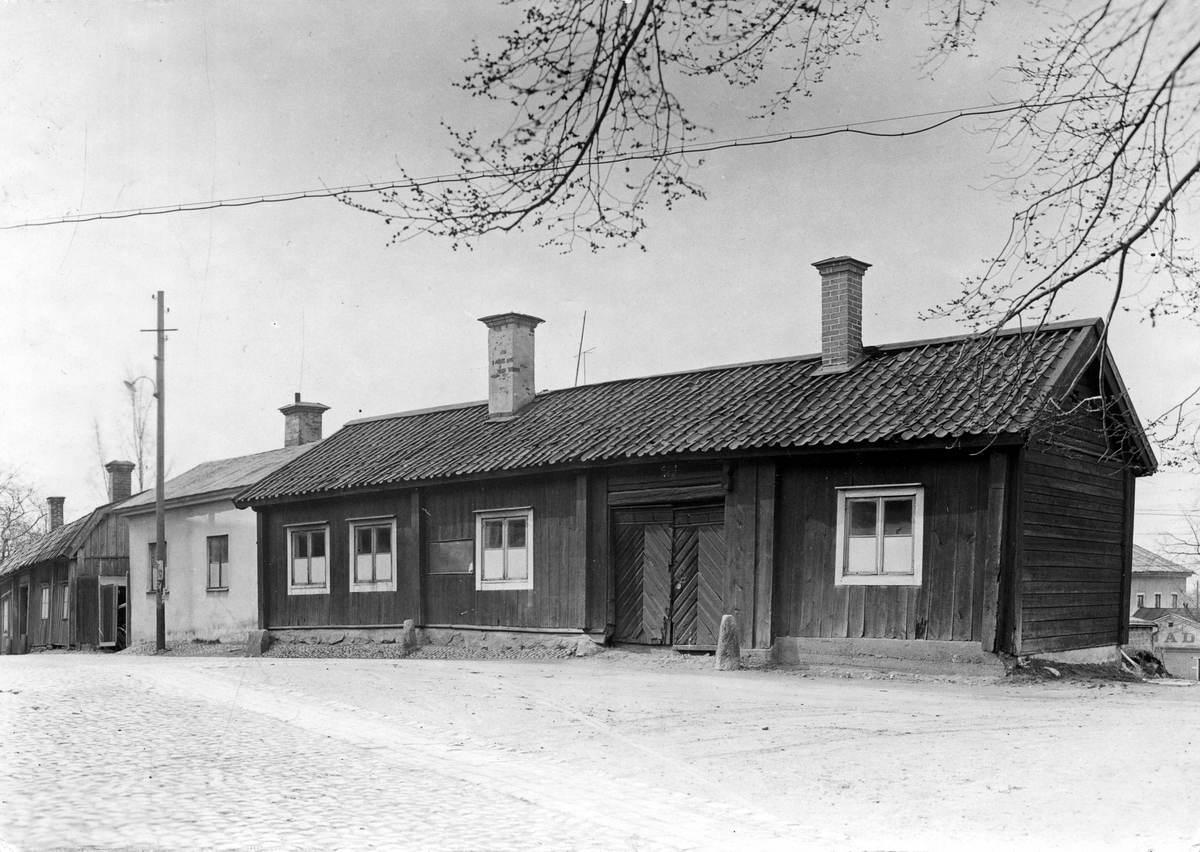 Mina Lindgrens gård.Låg vid V. Långg, tomt 62-63.) Från 1700-talets början, revs 1935. Köpings Museum erbjuden gården men museikommittén tackade nej.