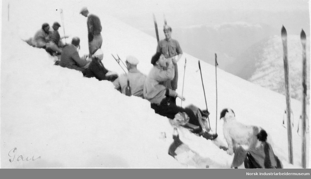 Skiløpere raster i bratt terreng på Gaustatoppen.