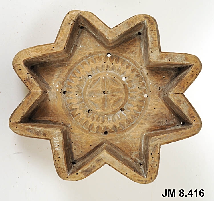 Ostform i form av en åttakantig stjärna. I botten skuret mönster i form av ringar med mönster i, hål för löpen att rinna ut i mönstret. På bottens undersidan står ristat 1749.