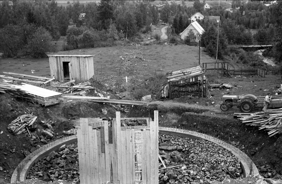 Trolig fra bygginga av Skreia Vannverks basseng i Sluken ovafoir Skreia,september 1953.