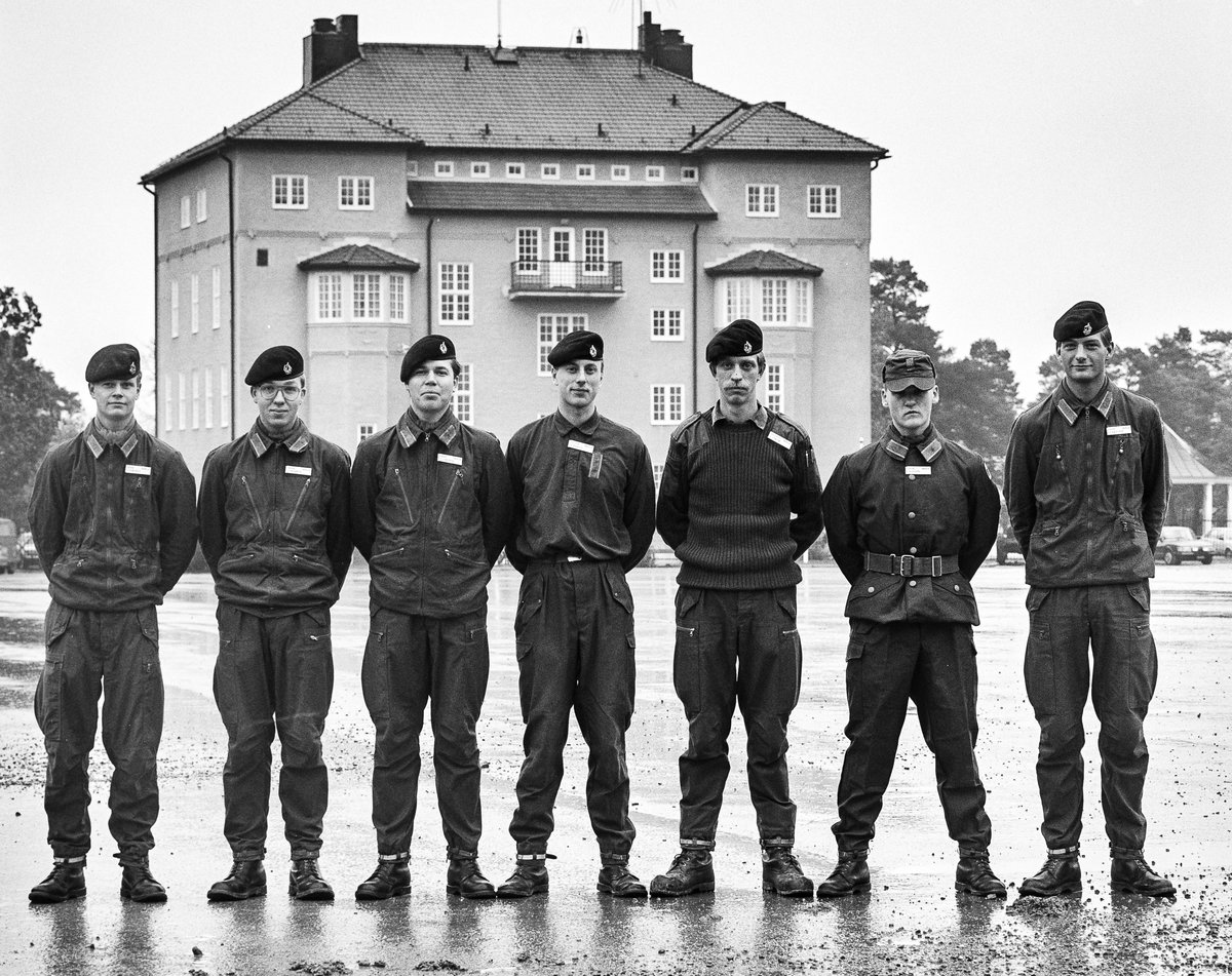 Del av befälslaget den 16 oktober 1987.

Vi ser från vänster;
Stefan Forsell, John Hamrin, Torbjörn Larsson, Per Barius, Lars Ström, Patrik Jarenius och Anders Ericsson.

OBS! två bilder.