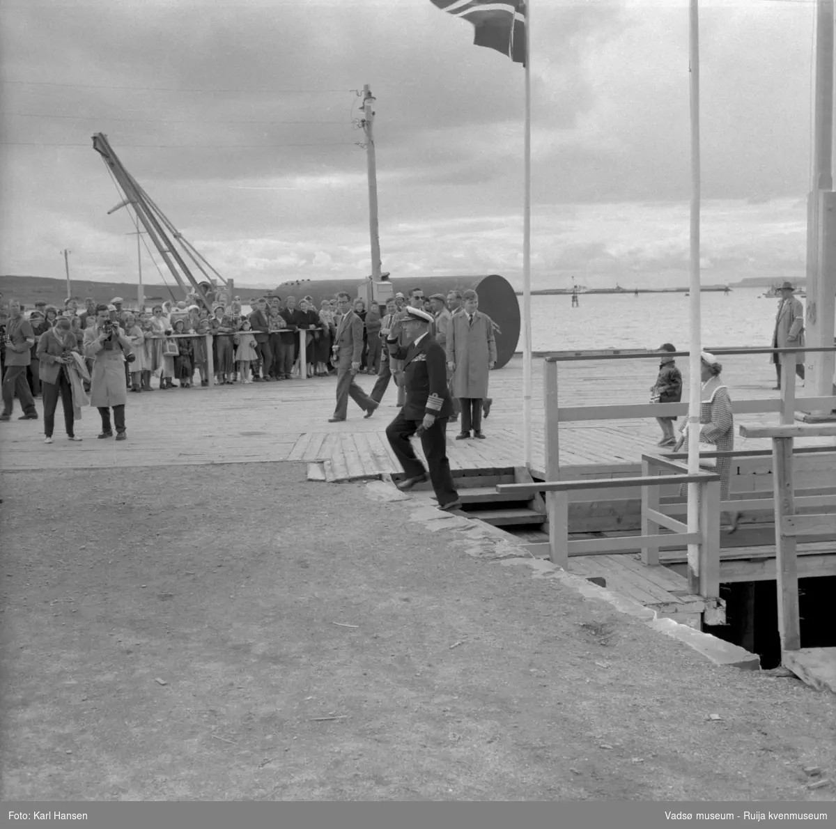 Vadsø juli 1959. Kongebesøk. Vadsø havn, dampskipskaia. Kong Olav V går inn på kaia, prinsesse Astrid delvis skjult til høyre