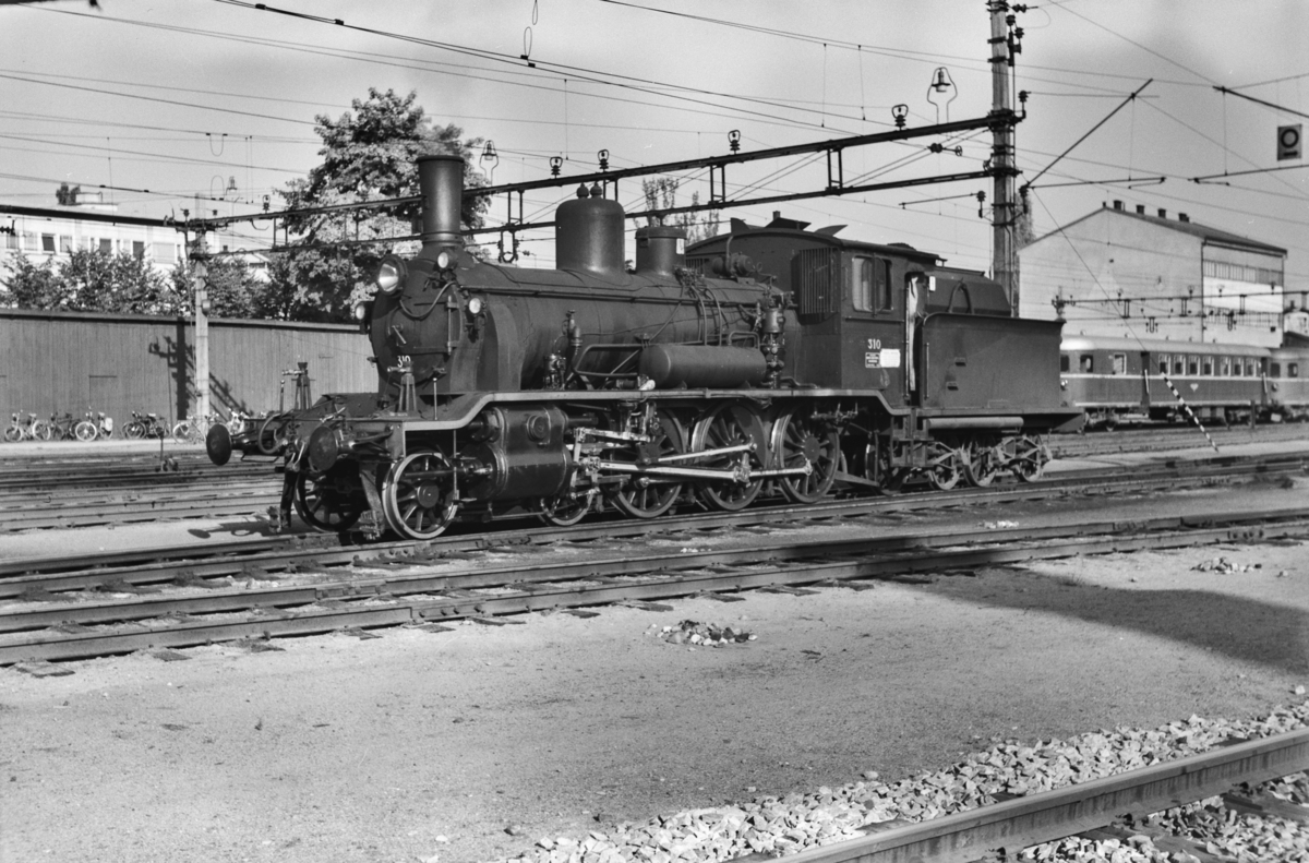 Damplokomotiv type 18c nr. 310 på Hamar stasjon.
