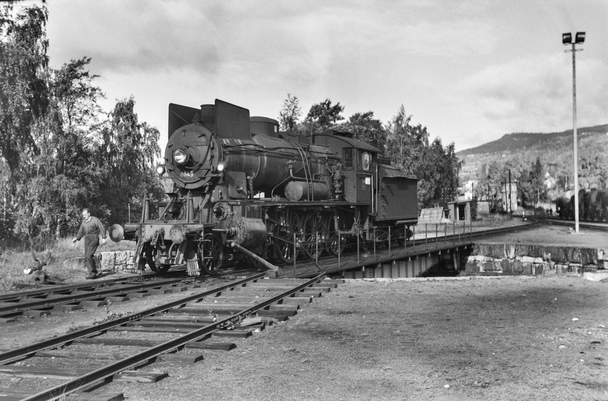 Damplokomotiv type 30b nr. 349 på svingskiven på Lillehammer stasjon.