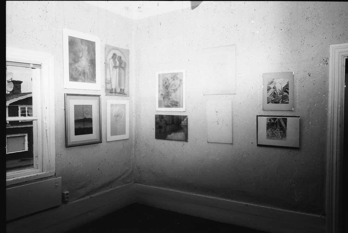 Dokumentation av utställning: mindre utställning med Trapp-konst i samband med utställning om flyktingskap på museet.