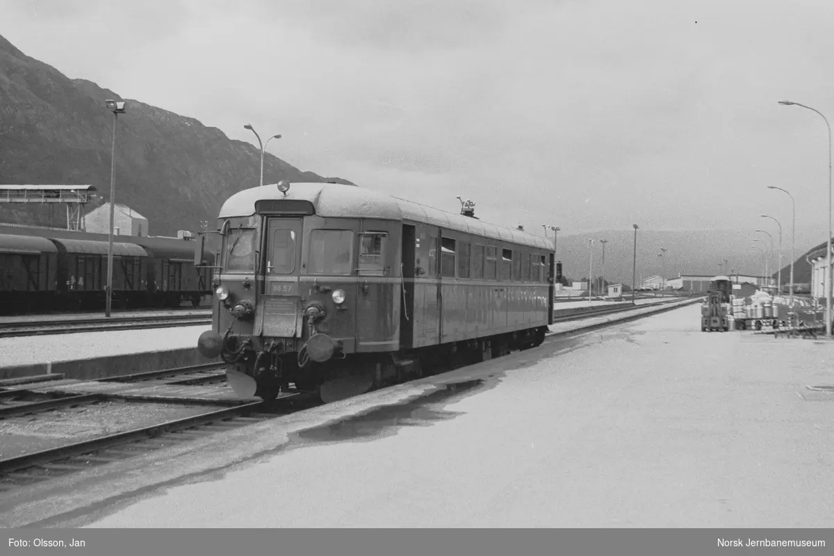 Persontog 457, Mosjøen-Mo i Rana. på Mo i Rana stasjon. Dieselmotorvogn BM 86 57.