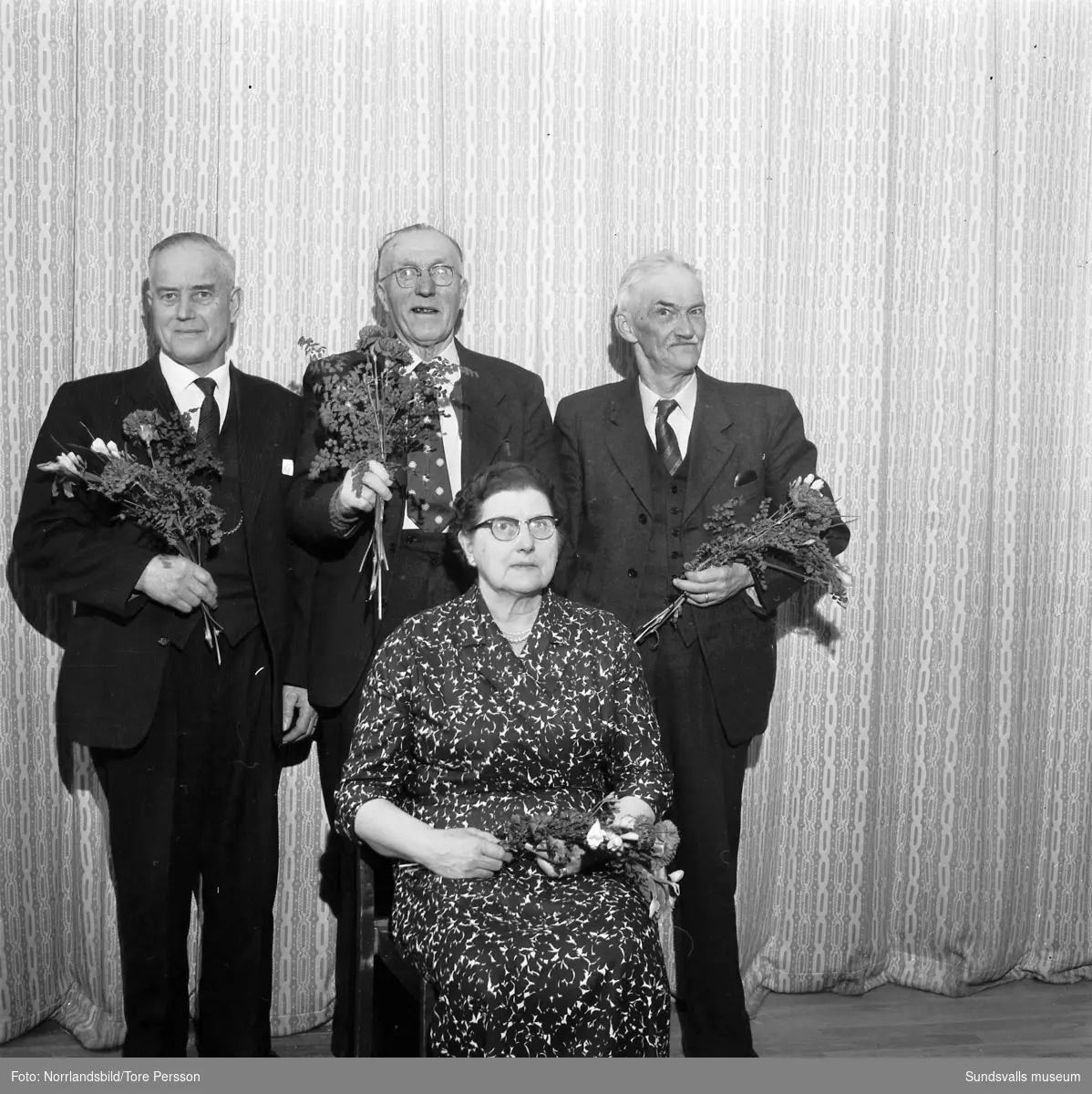 Pensionärsföreningen på W6, fyra medlemmar som fått blommor.
