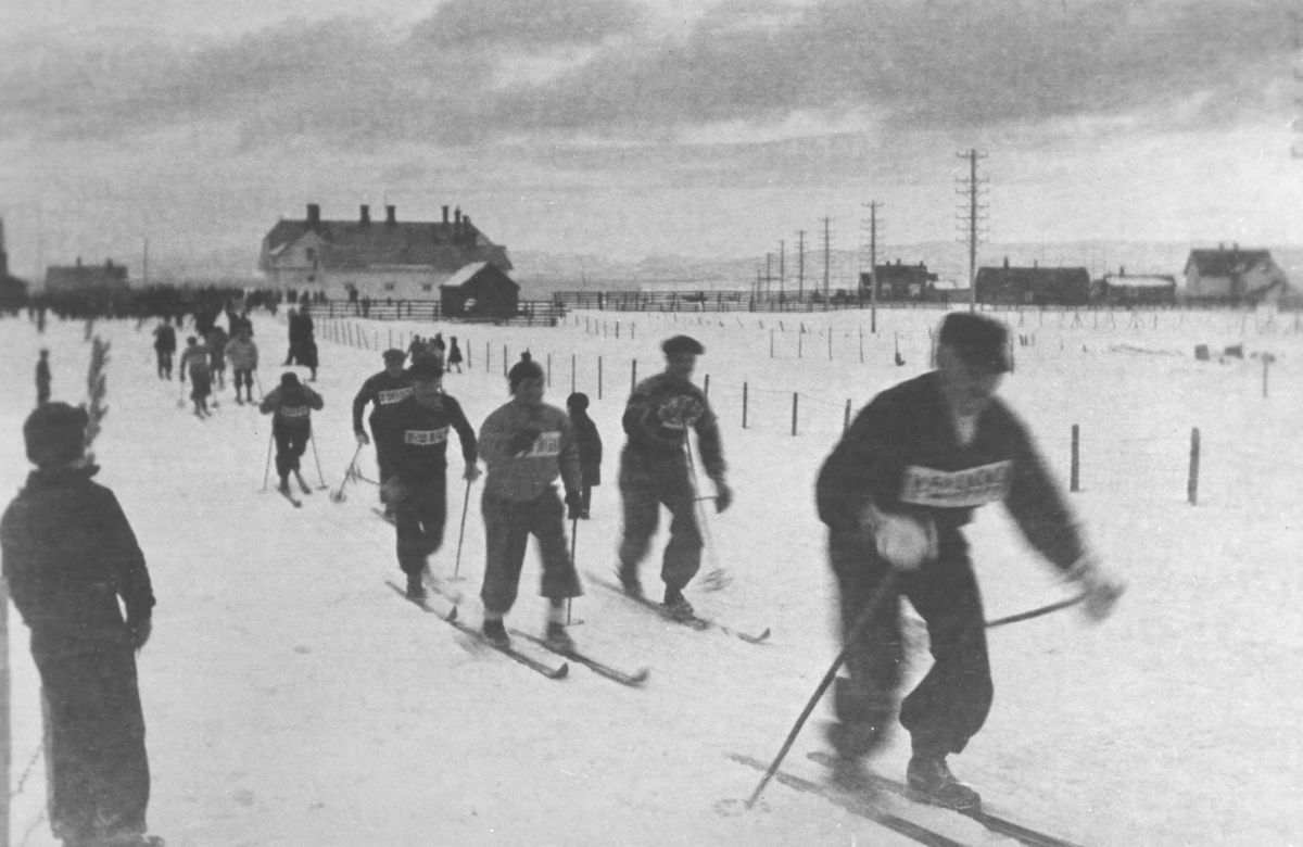 Skiløp i Vadsø i 1930, 30 km. Alex Ellila fremst.