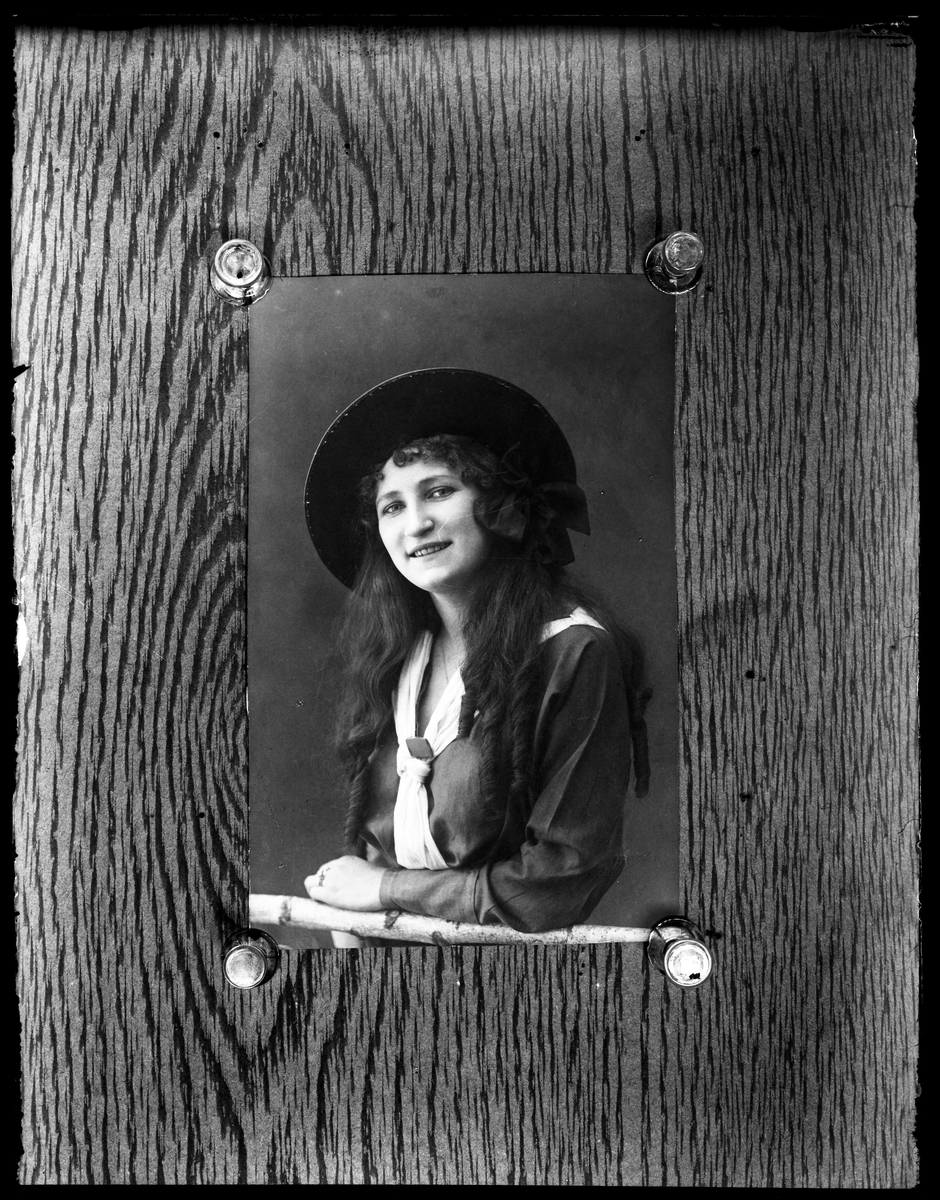 Avfotograferat foto (reprofoto) föreställande Rosa Wrobello i svart hatt leende mot kameran.