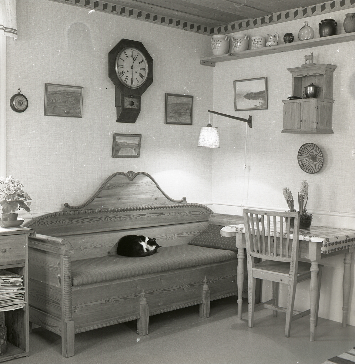 Ett av rummen på gården Sunnanåker, 1970. I rummet finns bland annat en soffa där en katt sover.