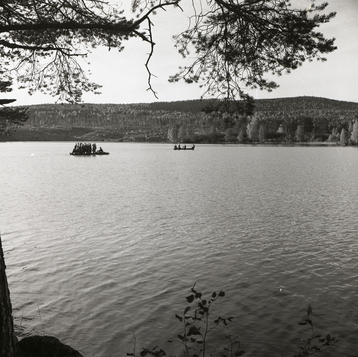 En båt och en flotte flyter på sjön Stornien, 6 oktober 1957.