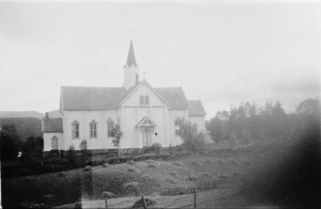 Leirfjord, Leland. Leirfjord kirke. Bildet er tatt mot Bjørsvik.