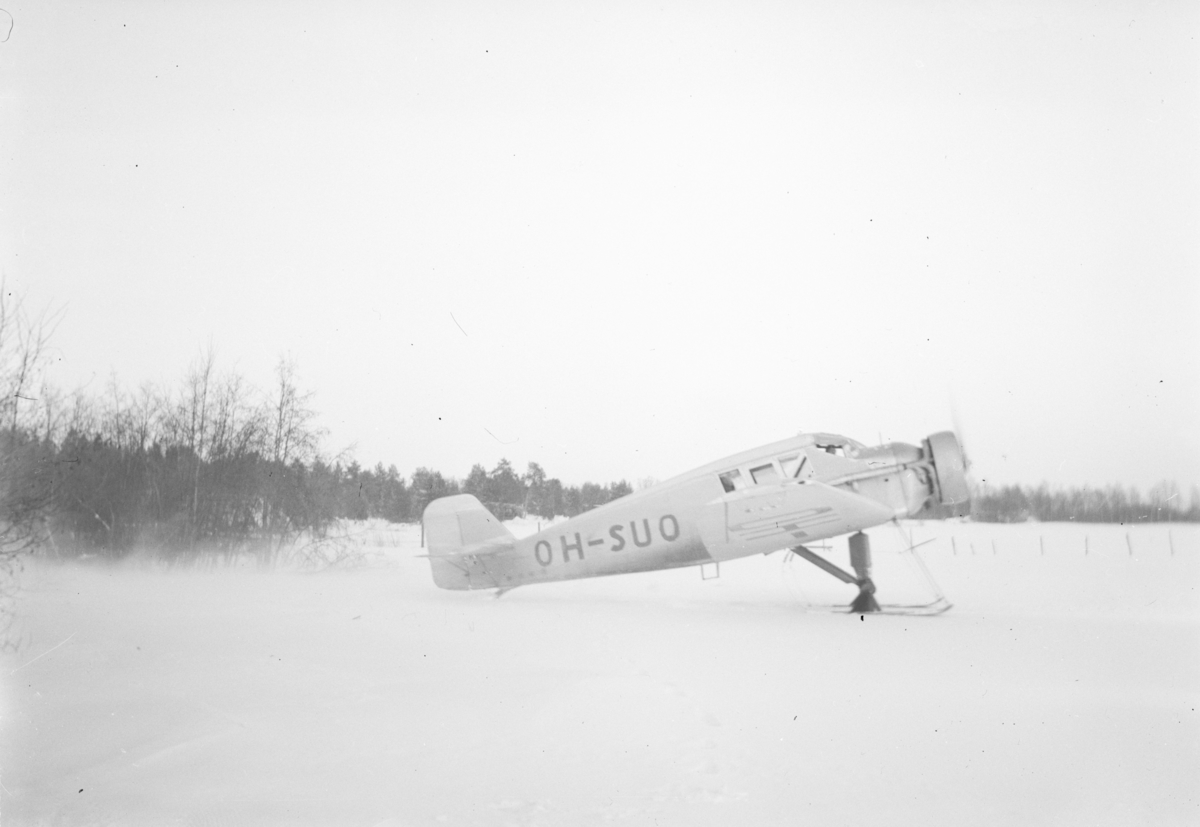 Flygplan Junkers F-13 märkt OH-SUO står på ett fält med motorn igång vid F 19, Svenska frivilligkåren i Finland.