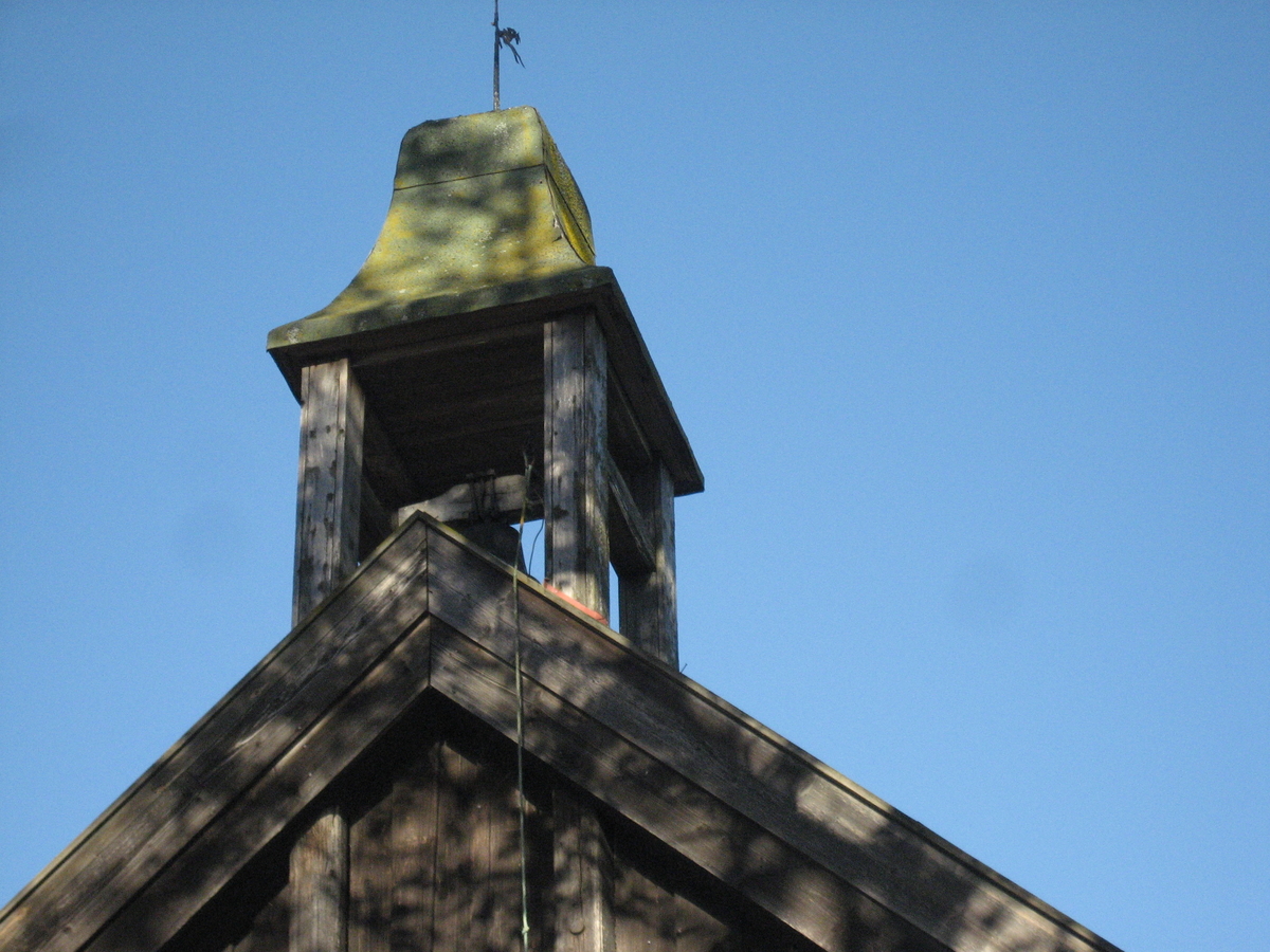 På Elton østre står det et svartmalt klokketårn på drengestua på gården. Av bilder kan en se at tårnet tidligere hadde et annet uttrykk. Tårnet hadde opprinnelig et buet telttak over to stolper. I dag er det også et buet telttak, men noe lavere, over fire stolper. På klokketårnet er det ingen eller lite detaljer.