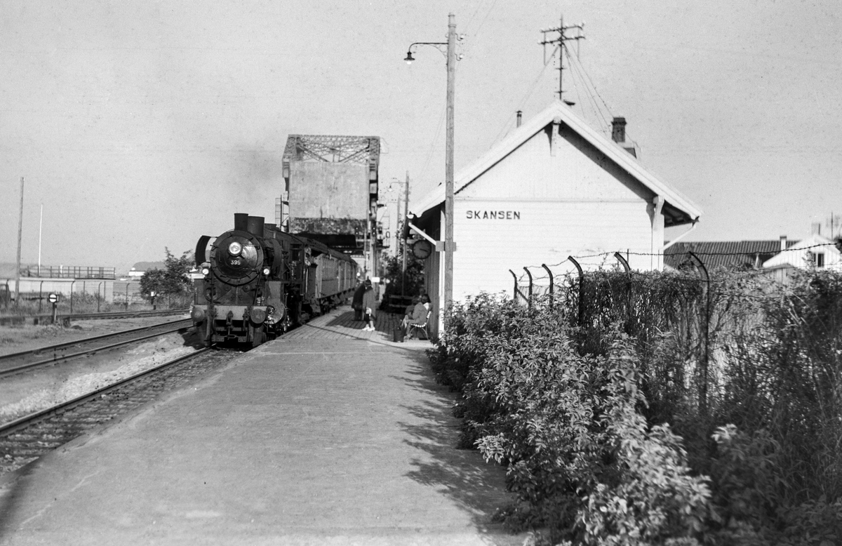 Forstadstog fra Trondheim til Støren, tog 1726, på Skansen holdeplass. Toget trekkes av damplokomotiv type 26c nr. 399.