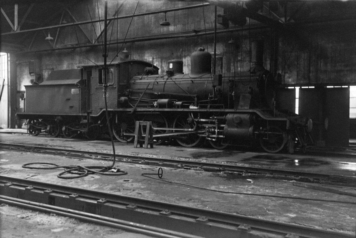 Damplokomotiv type 18c nr. 233 i lokomotivstallen på Marienborg.