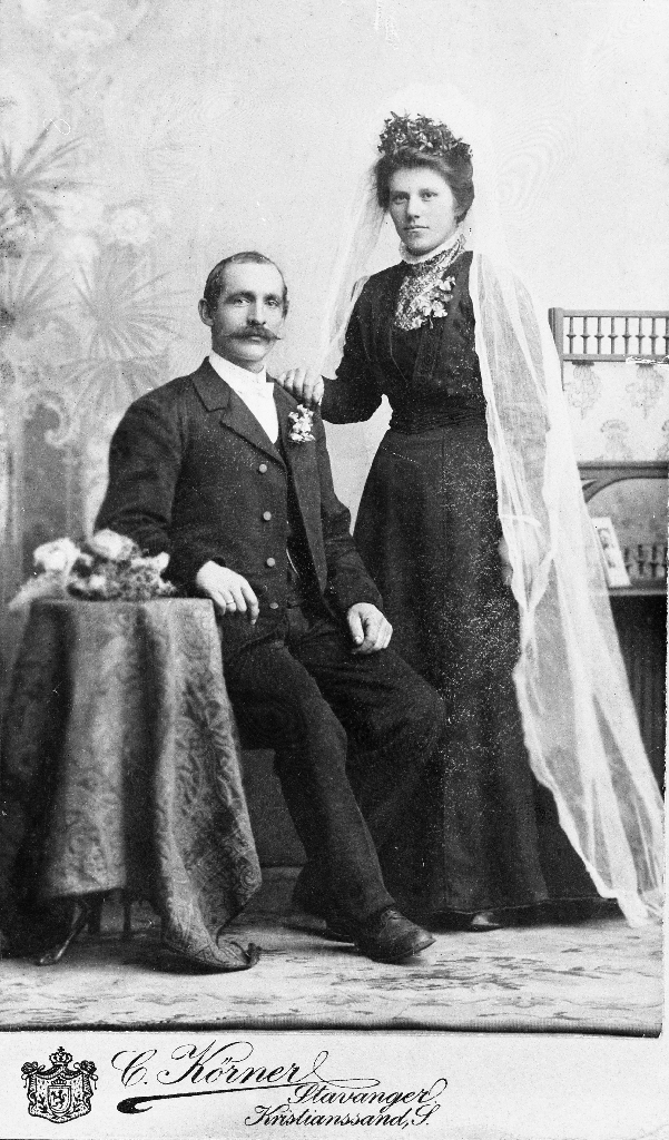 Brudebilete av Rebekka Beate Kristiansdtr. Tjessem (15.11.1886 - 11.9.1964) og Albert Andreasson Kartevoll (5.2.1878 - 2.4.1950). Biletet er teke i desember 1910 i Stavanger. Bryllupet fann stad 5. november 1910.