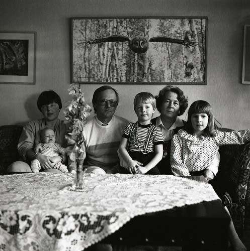 En familj poserar i en soffa framför en tavla föreställande Hildings kända bild av en lappuggla, 1984.