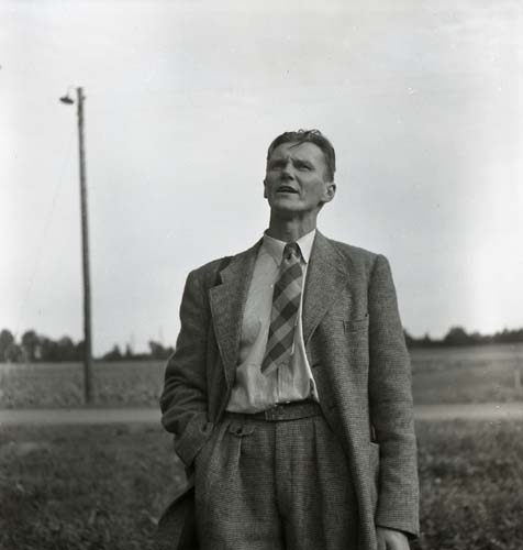 Hilding poserar utomhus klädd i kostym och slips, 1951.