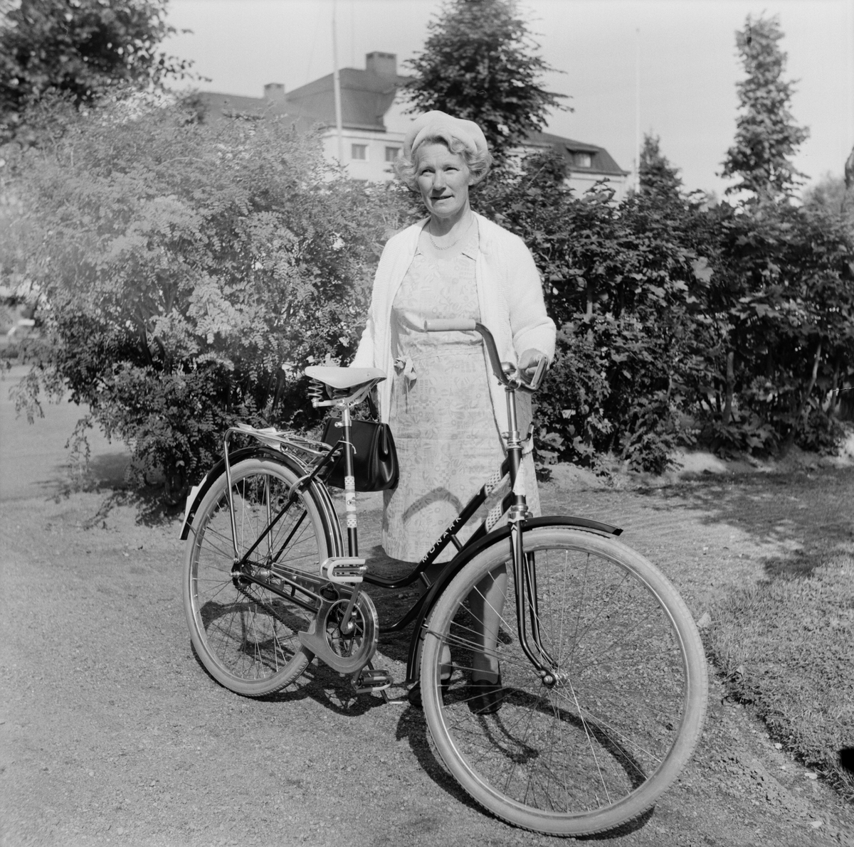Kvinna vann cykel, Tierp, Uppland, augusti 1971
