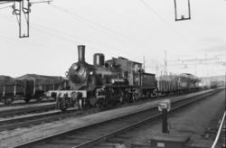 Damplokomotiv type 18c nr. 232 med godstog på Kongsvinger st