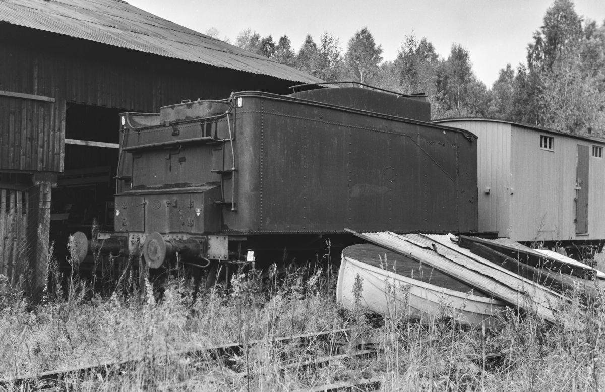 Tenderen fra et utrangert damplokomotiv type 61a, trolig nr. 2397.