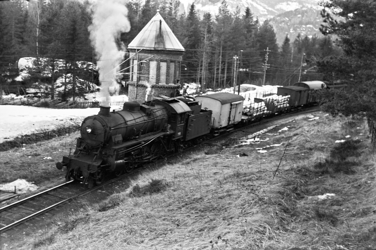 Vannfylling på Austvoll stasjon med godstog 5532. Toget trekkes av damplokomotiv type 31b nr.449.