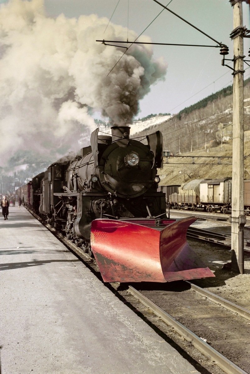 Ekstratog i forbindelse med påskeutfarten, tog 7654, på Voss stasjon. Toget trekkes av damplokomotiv type 31b nr. 402 og 418.