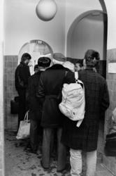 Bislett Bad. Kø ved billettluka. Januar 1987