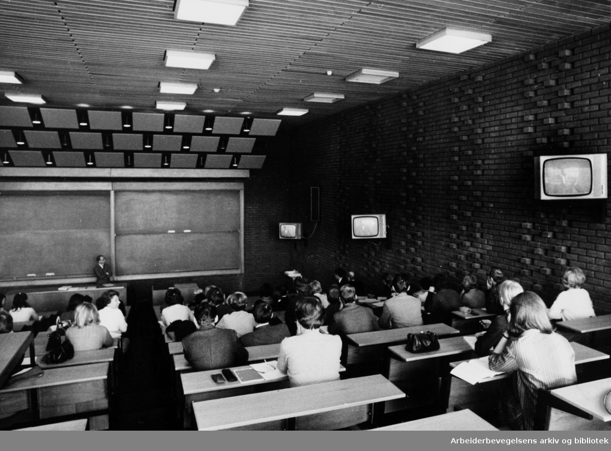 Blindern. Universitetet. TV er instalert i et auditorium på Det samfunnsvitenskapelige fakultet. Mai 1969