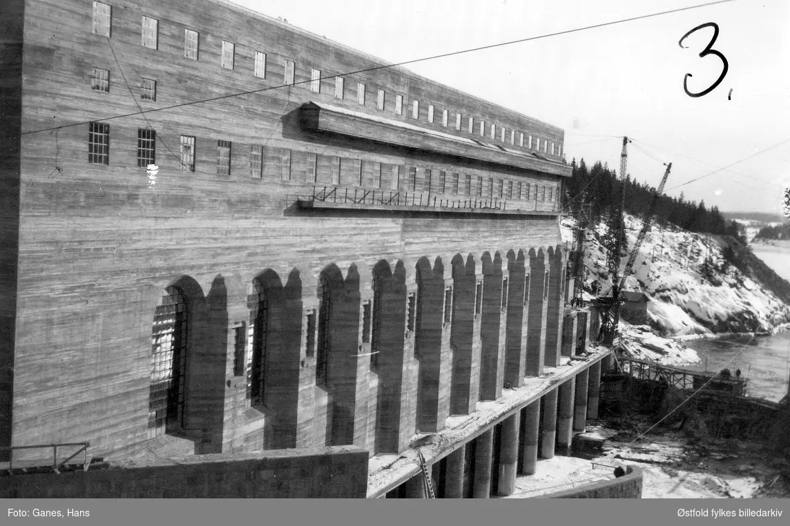 Solberg kraftstasjon i Spydeberg under bygging, ca. 1920. Vegg til kraftstasjonen.