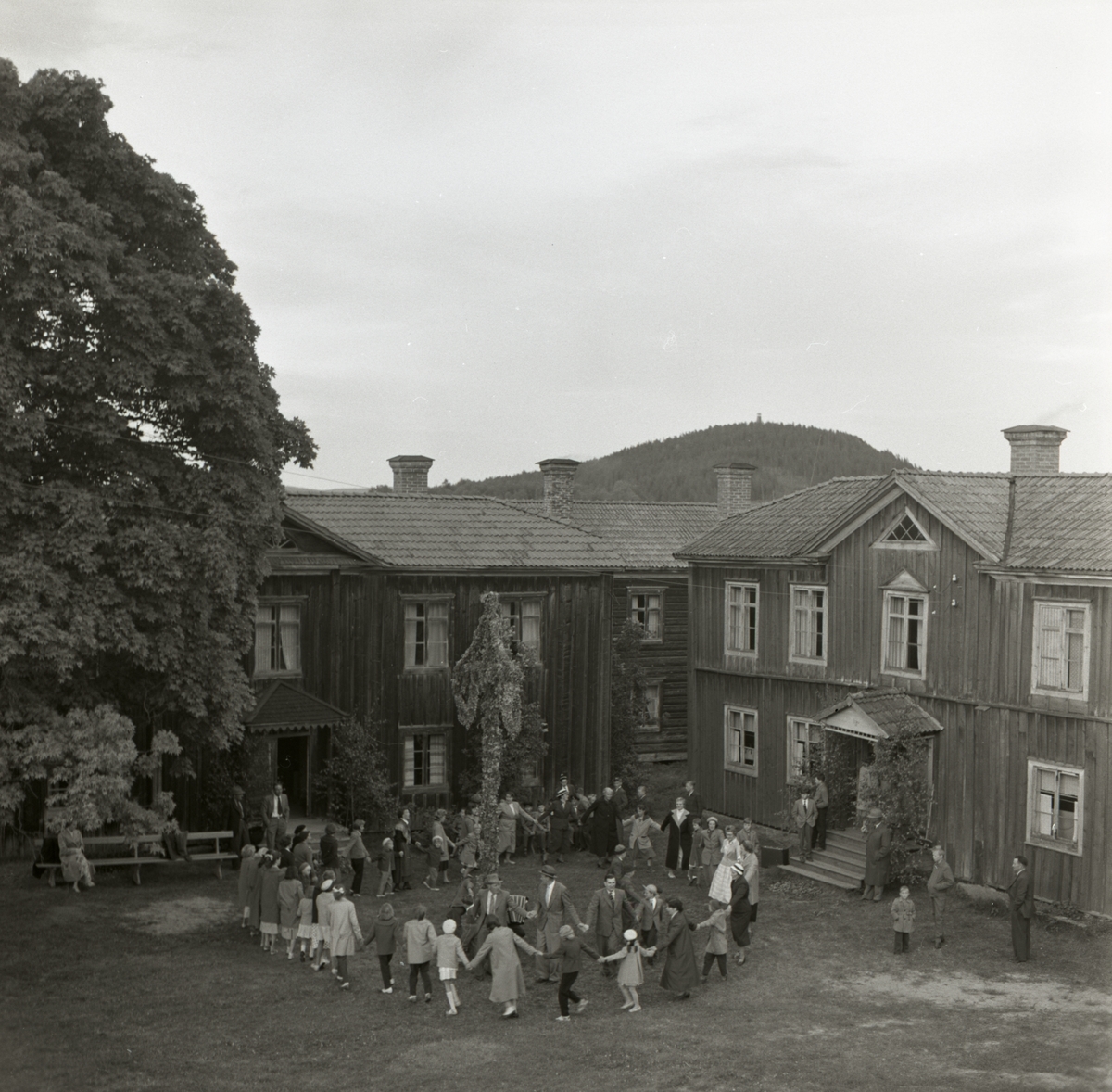 Midsommardans vid hembygdsgården i Rengsjö, 22 juni 1957.