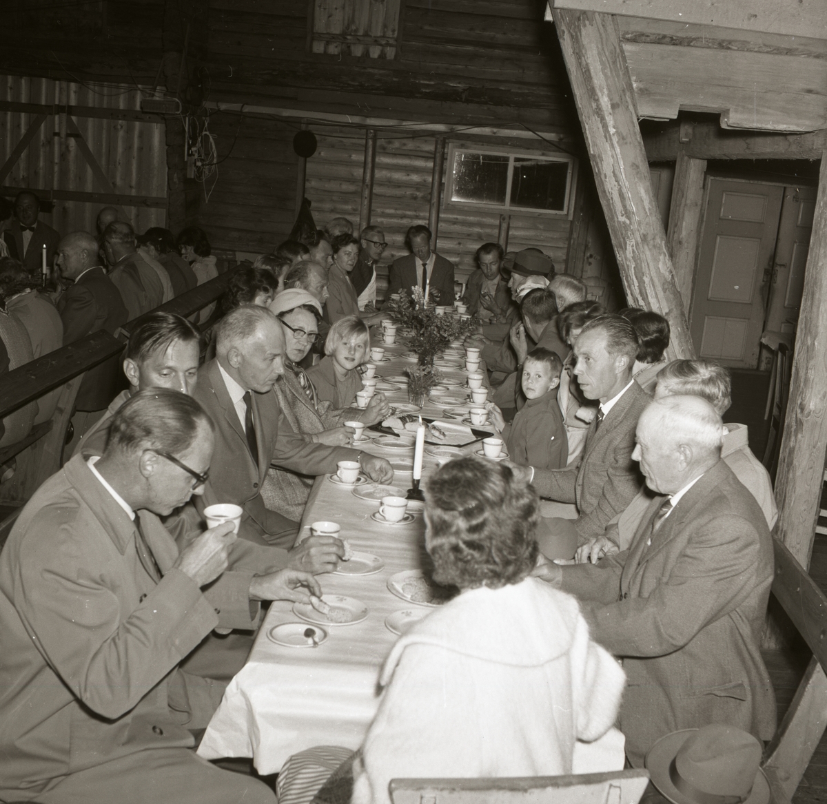 Hembygdsföreningen har en festbjudning med dukade långbord och kafferep den 1 september 1962, Rengsjö.