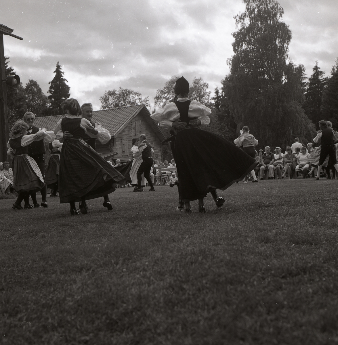 Några par dansar folkdans inför publik vid Rengsjöfesten den 17 juli 1983.