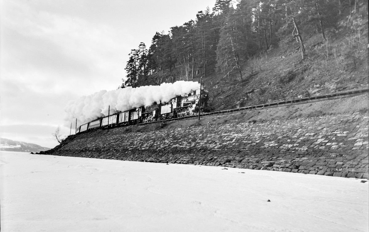 Ekstra påsketog fra Dovrebanen, tog 7326, ved Furuberget mellom Jessnes og Hamar. Toget trekkes av damplokomotiv type 30b nr. 353 og 31b nr. 401.