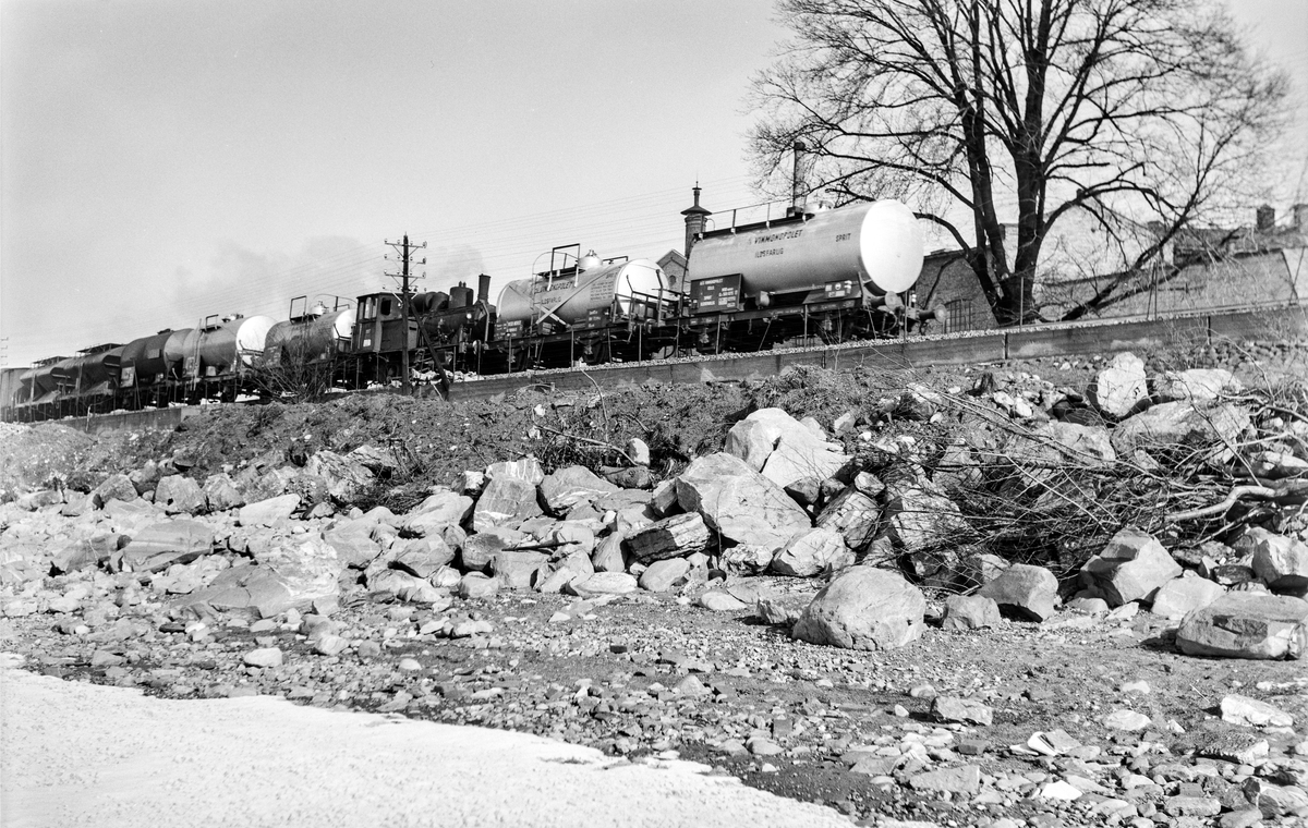 Kipptog (godstog) med tankvogner mellom Jessnes og Hamar. Toget trekkes av damplokomotiv type 25a nr. 227.