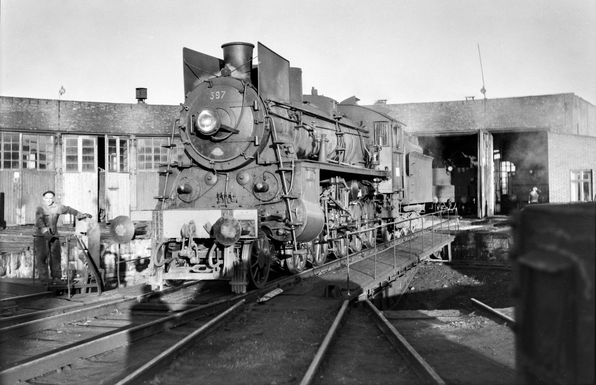 Damplokomotiv type 26c nr. 397 på svingskiven ved lokomotivstallen på Hamar stasjon.