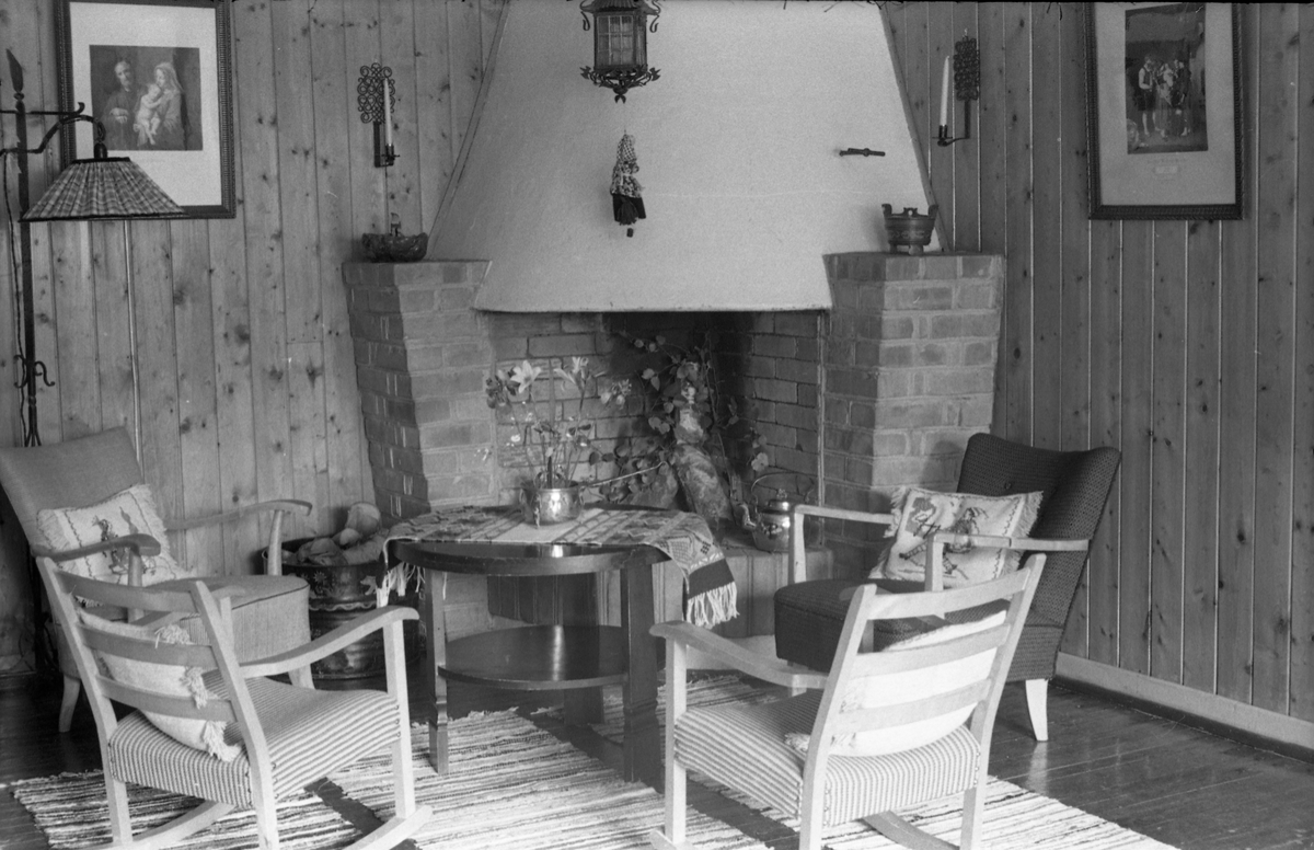 Seks interiørbilder fra ei peisestue. Trolig fra Trogstad nedre i Totenvika. Da bildet ble tatt juni 1954, Trogstad Skole, idag (2018) en del av Solliakollektivet.