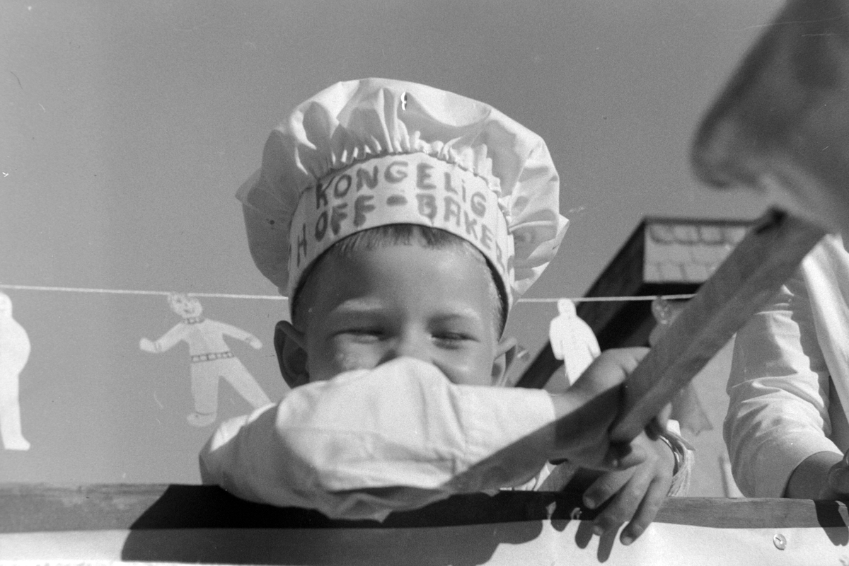 Utkledt unge på Barnas Dag i 1966.