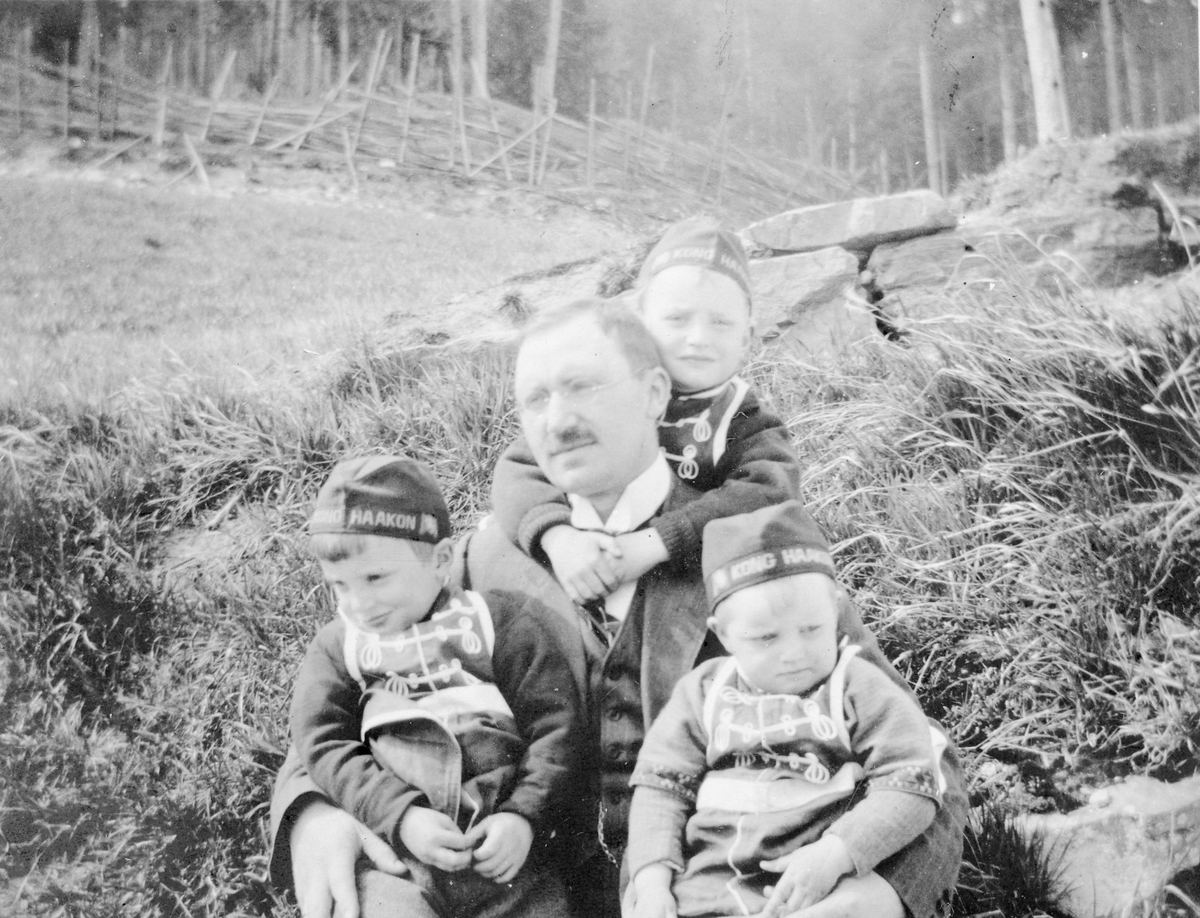 Far og tre sønner - Nils, Erik, Johan og Ola Haarseth