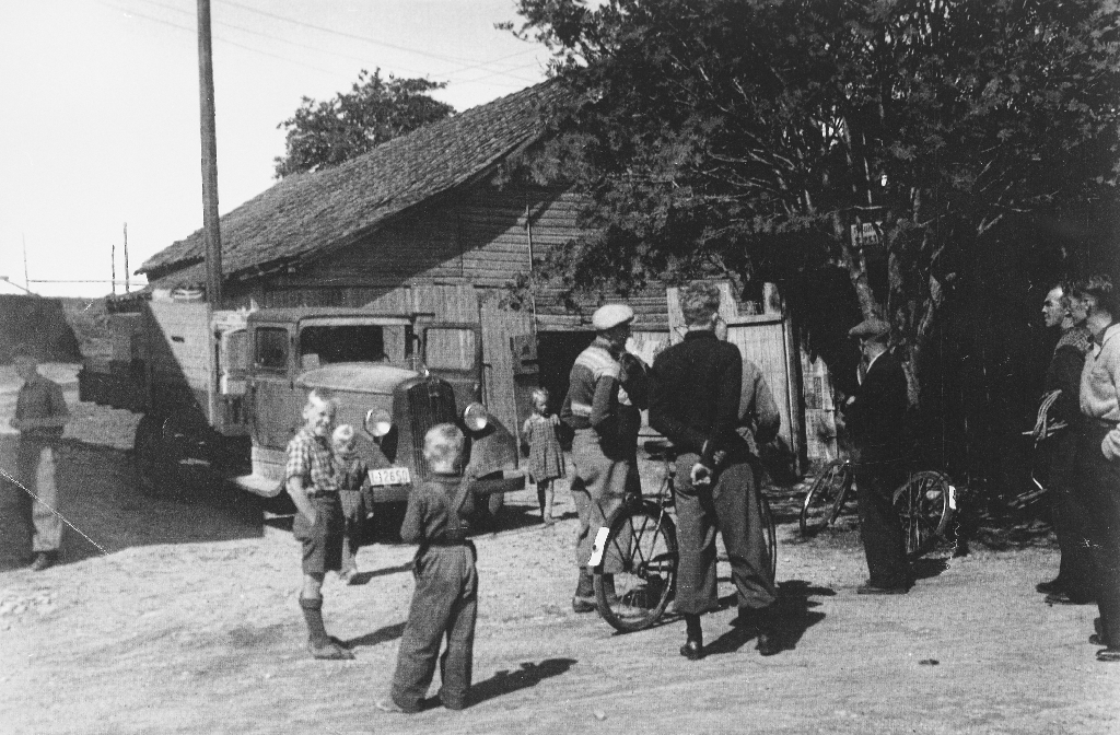 Innlevering av radioapparater ved garasjen til Reinert Kverneland under 2. verdskrig.